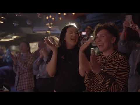 Красивая девочка на БИС SOLD OUT на первом сольнике Счастливые зрители и музыканты