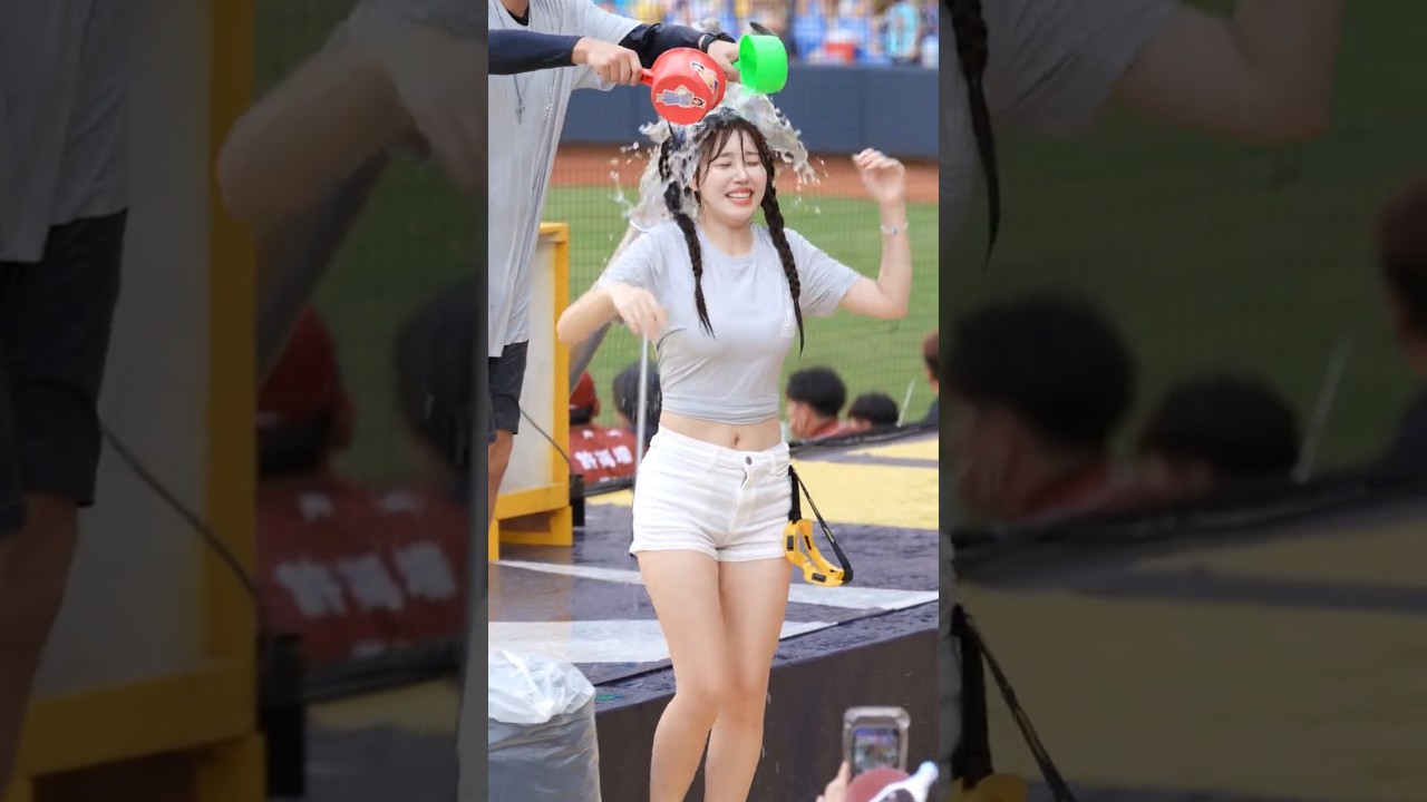 是誰敢這樣淋女孩?! 可憐的渡兒直接洗頭了😂 邊邊已嚇傻😱 #涼水祭 #金渡兒 #김도아 #邊荷律 #邊邊 #변하율
