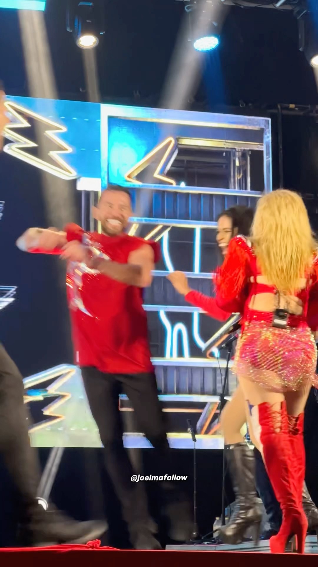 Dançarino erra coreografia de propósito pra zoar Joelma ?