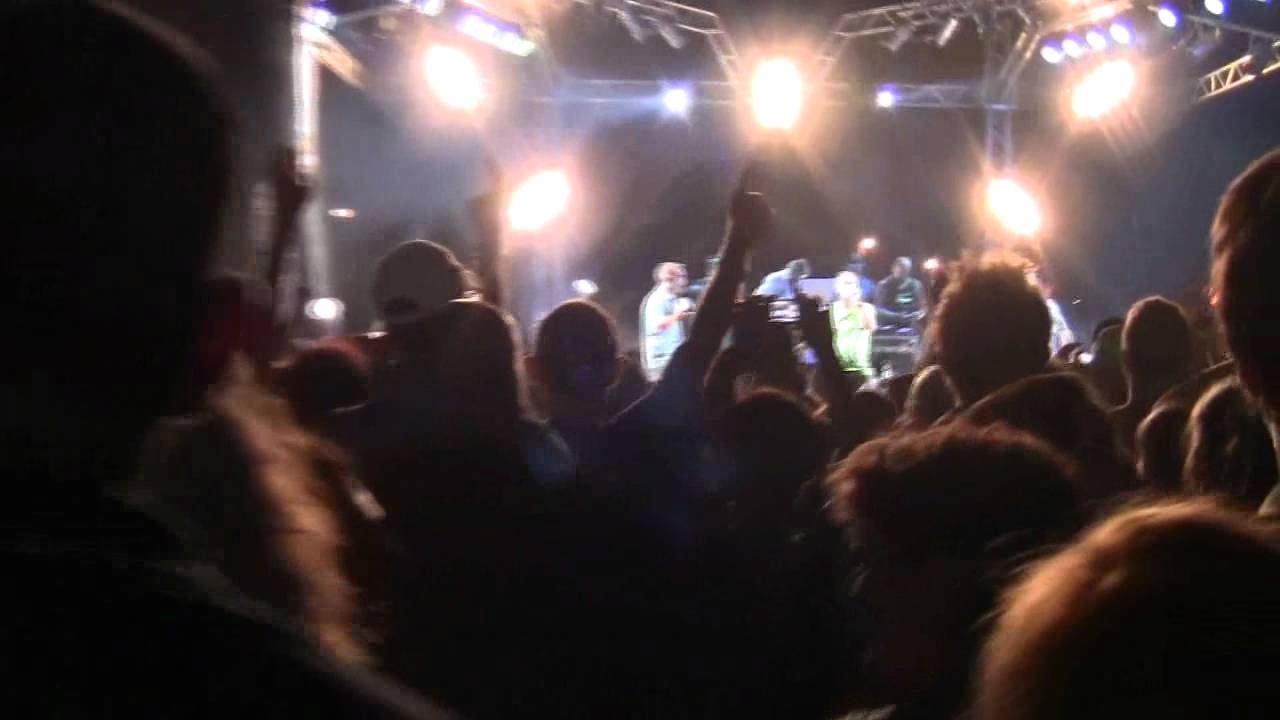 sud sound system le radici ca tieni!!! live x ammazza che piazza