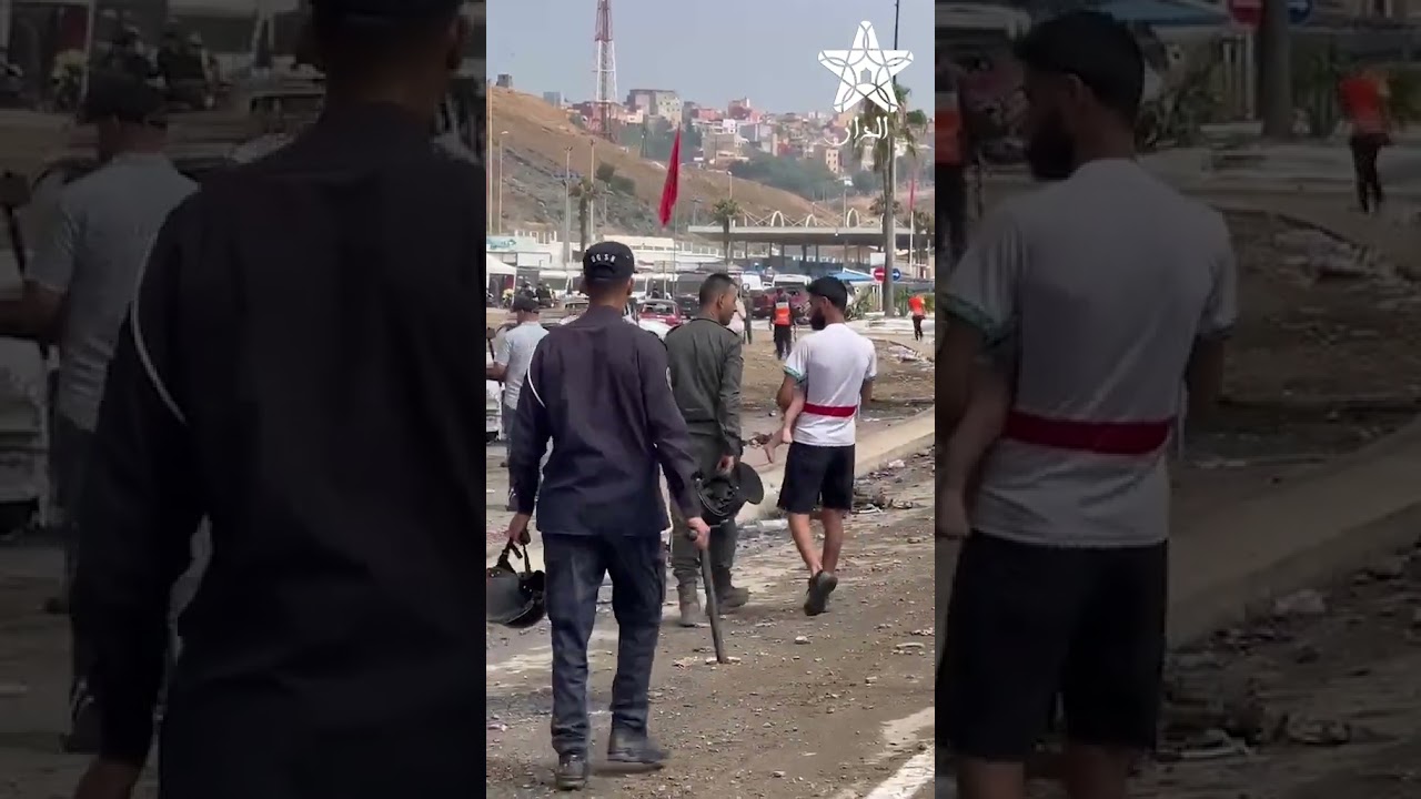 منظر يبكي ... شاب يحمل طفله الرضيع يعود بعد مغامرة الهجرة الى سبتة