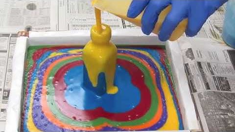 Column-pour soap with spiraled swirling