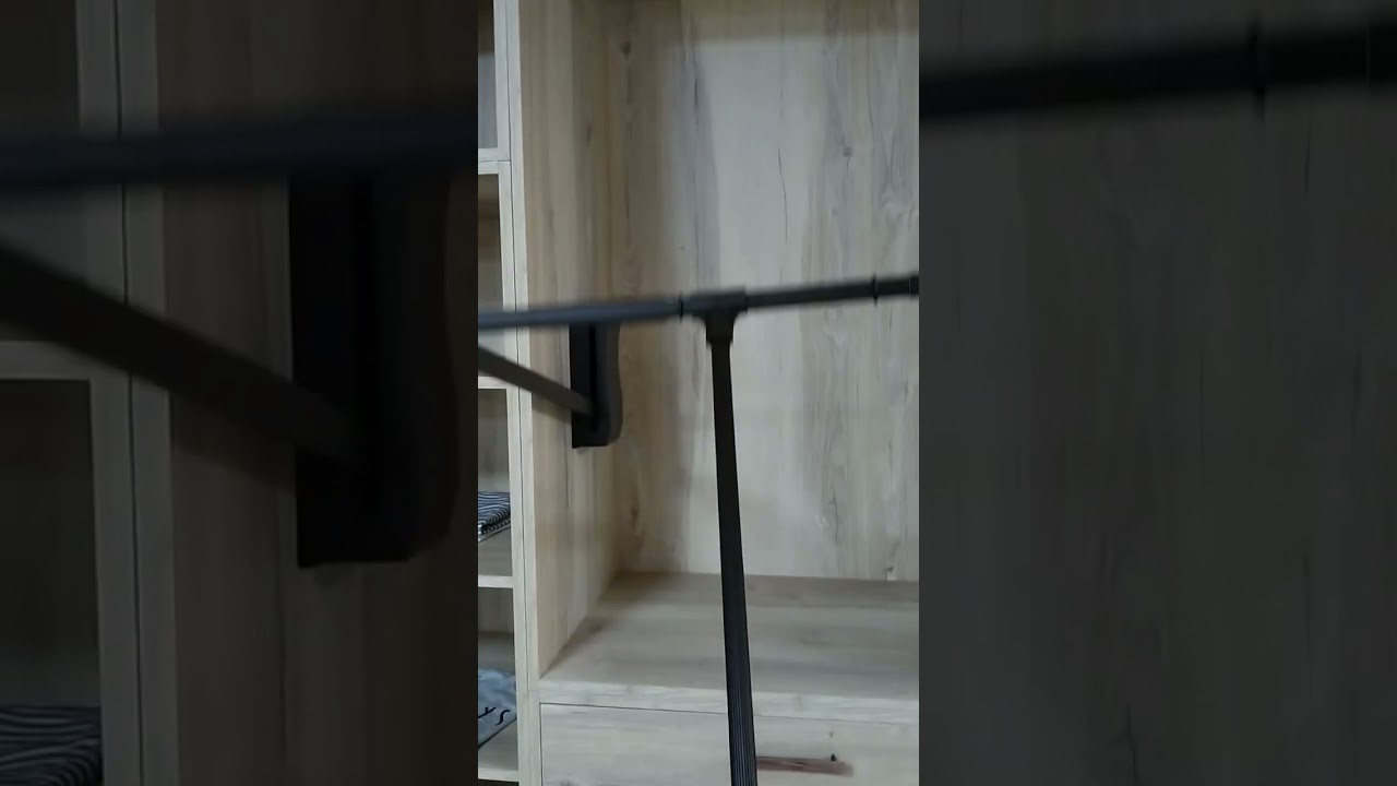 Barra de colgar ropa abatible