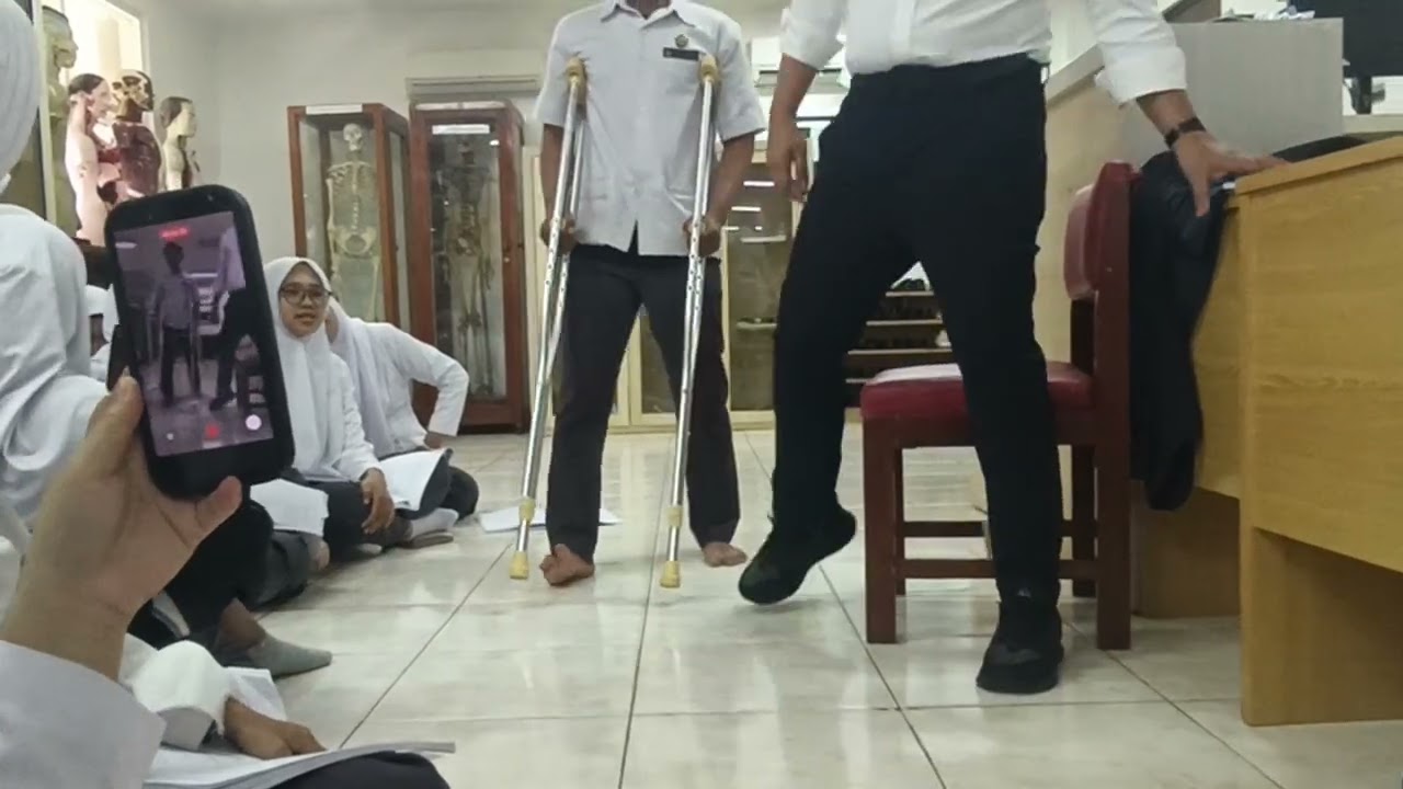 Tindakan alat bantu (Kruk)