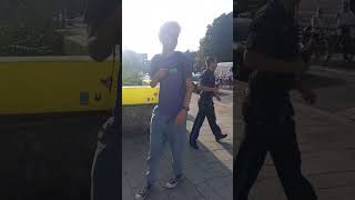 Polizist Zieht Protestierende Letzte Generation In Zivil Weg