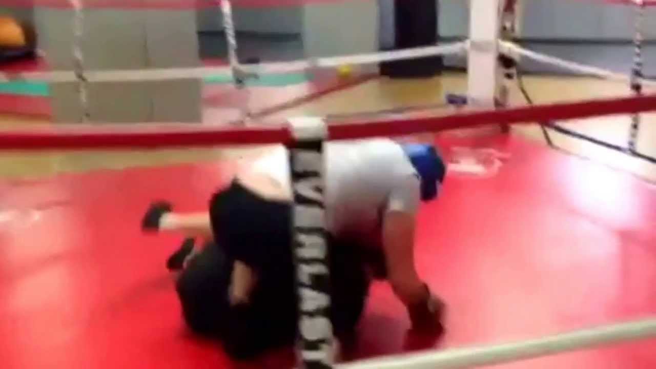 Зиня выгребает от менеджера за опоздание на работу