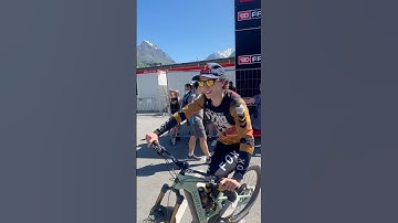 Arriving in style 😎How Jackson Goldstone rocked up to the Class of 2025 photo 🔥