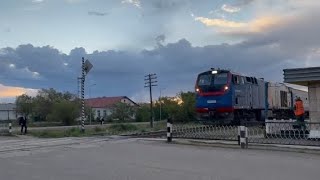 ТЭП33А-0047 скорым поездом #21 Семей-Қызылорда мимо переезда.
