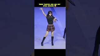 Jisoo twisted her leg but still smiling 😮 #blackpink