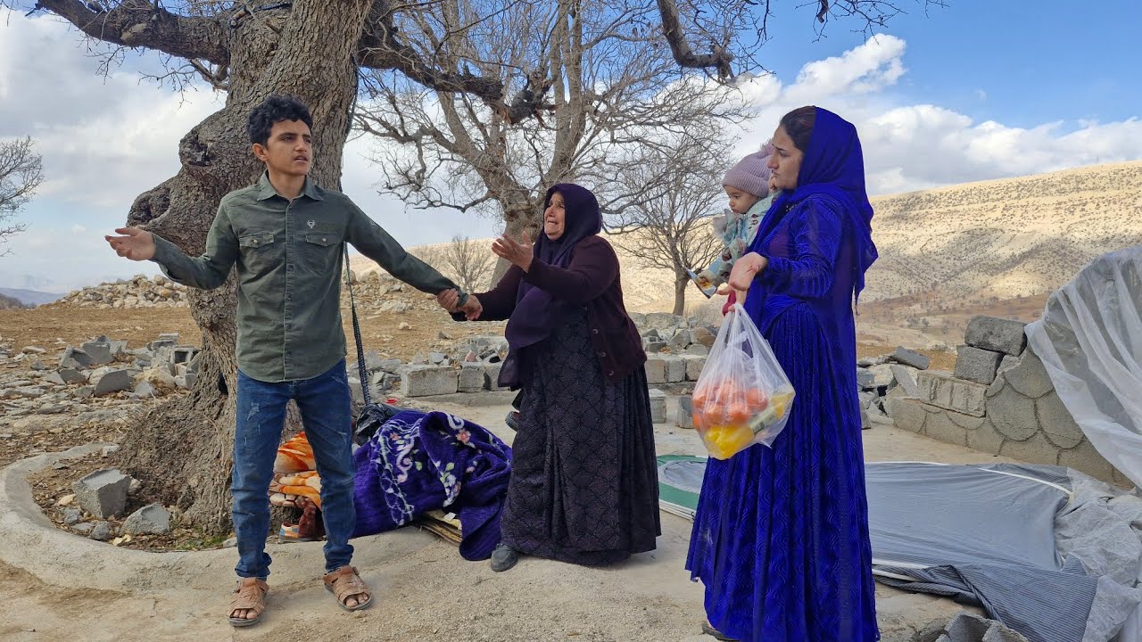 Soroush's worrying news to Asma and Soguli about the outbreak of war
