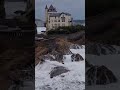 Ref:2Mj4fzGAO4E   images impressionnantes de la houle g�n�r�e par l'ex-ouragan erin � biarritz date : 26/08/2025