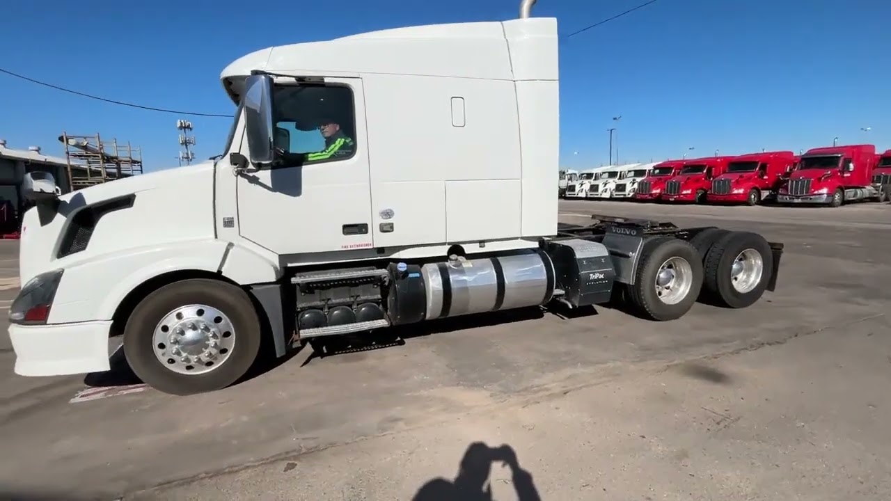2015 VOLVO VNL MID ROOF SLEEPER TRUCK TRACTOR For Sale