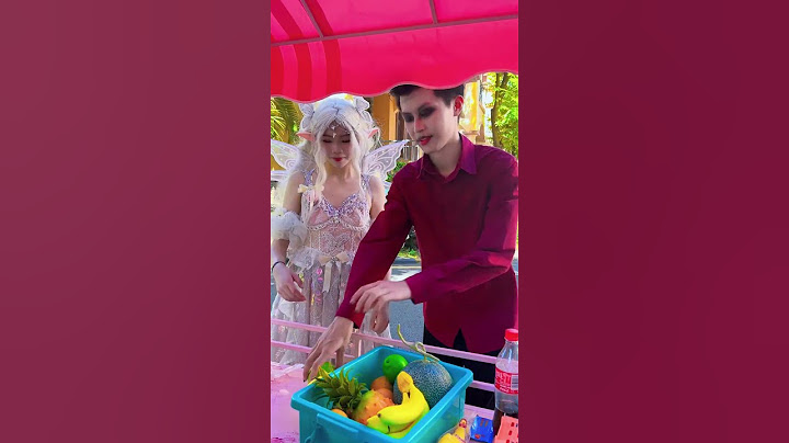 善良的精灵和小丑用自己的方法帮助路边的乞丐女孩#天使 #小丑 #精灵