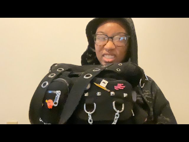 ASMR What’s In My Purse 👛