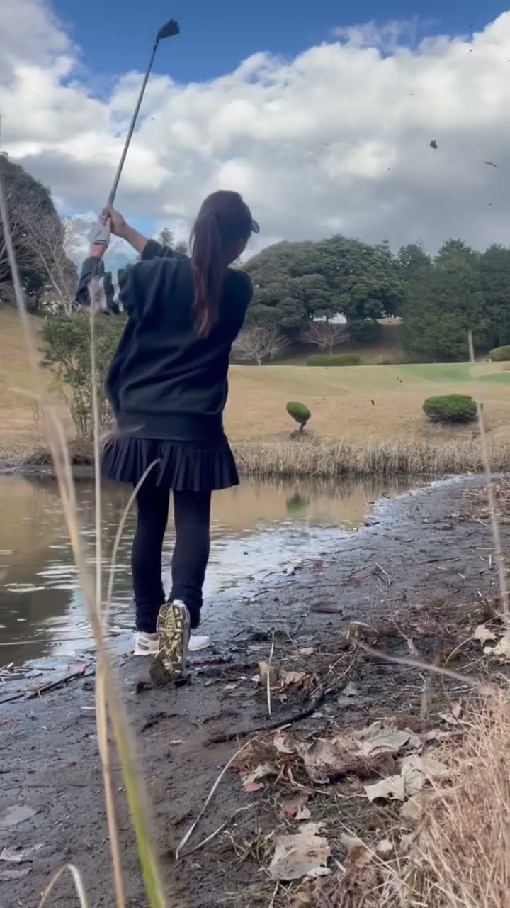 泥が早めにつかないようハンドファースト気味でインパクト迎えるイメージですよ #golf