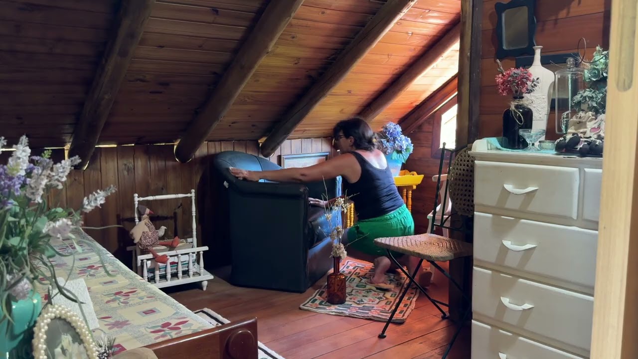 Quarto no galpão rústica transformado em sala VINTAGE com memórias afetivas