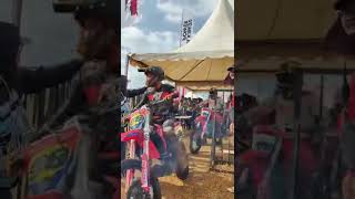 Pembalap Grasstrack Bersiap Start  Motocross short shorts