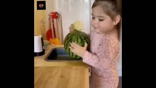 little chef in small Kitchen أصغر شيف بالعالم طفلة معجزة في تقطيع البطيخ