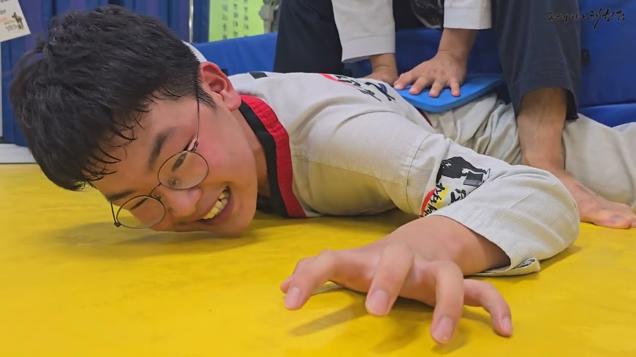 태권짐TV 다리찢기 / 표정관리 안되요 / 3품이상 숙련자만 합니다 / 관장님 살려주세요 / 넌 할수있어 / 울고싶다