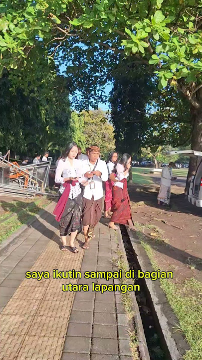 Ibu ibu cantik dan bapak bapak gagah mengenakan pakaian adat Bali b di lapangan renon part 4