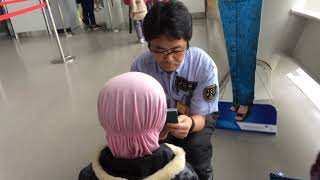 SUPER POLITE! HOW JAPANESE AIRPORT CLERK CHECKS KID'S PASSPORT