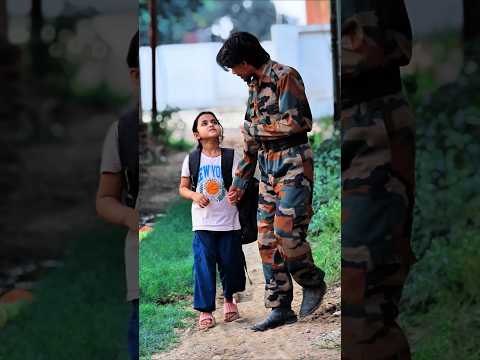 फौजी की बच्ची को पकड़ लिया😭💗 Indian army#youtubeshorts #emotional #viral #armystatus