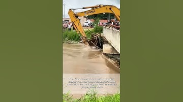 Flood Fighter: Watch This Hero Excavator Battle Nature
