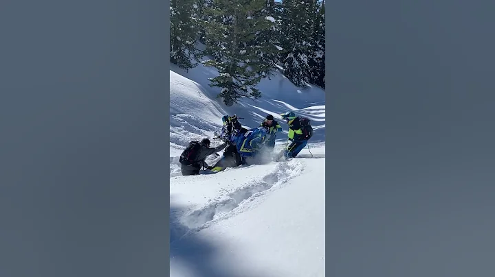 How To Get A Snowmobile Unstuck 👍 #snowmobile #sledheadzzz #epic #sendit #winter #skidoo #polaris