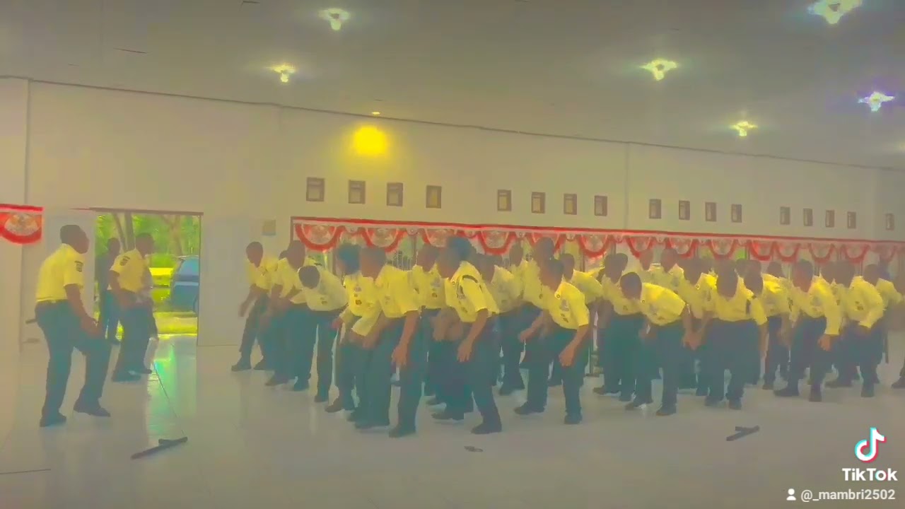 peragaan angkatan 101 pt. garis trakos timika diksar pendidikan satpam 2024