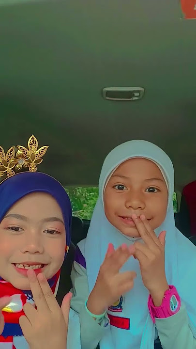 adik pakai baju merdeka Kakak pakai baju sukan sekolah