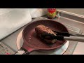 フィレ肉のレアステーキを焼く