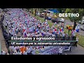 Estudiantes y egresados de la UP marchan por la autonomía universitaria