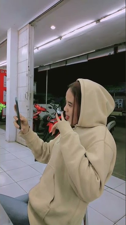 video mentahan halu ceweknya ngeselfi didepan alfamart.cantik banget