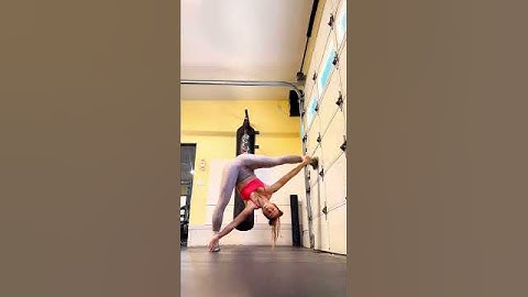 Hip Split Leg Flexibility Easy Stretch Yoga Flow #shorts #yogaexercise #yoga  #yogapractice