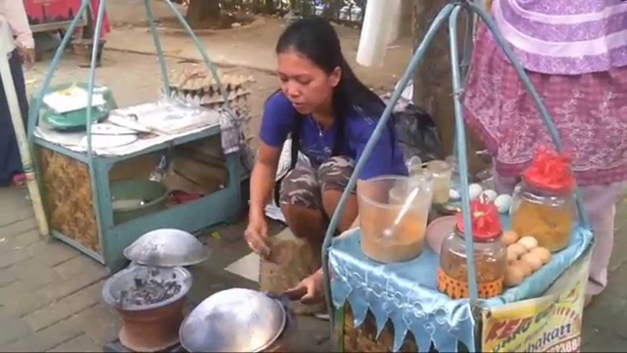 Ilustrasi pedagang kerak telor di Setu Babakan