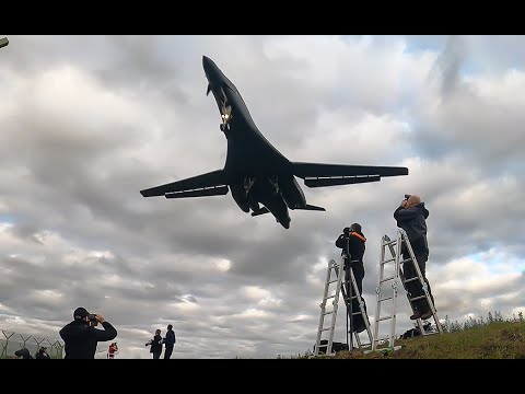 B-1 BOMBER MAKES INCREDIBLE STEEP BANKING CLIMB AT FAIRFORD 4K