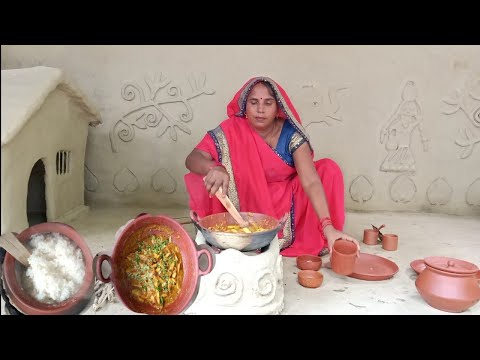 वीडियो: एक आटा फर कोट के तहत बर्तन में मांस और सब्जियों के साथ चावल