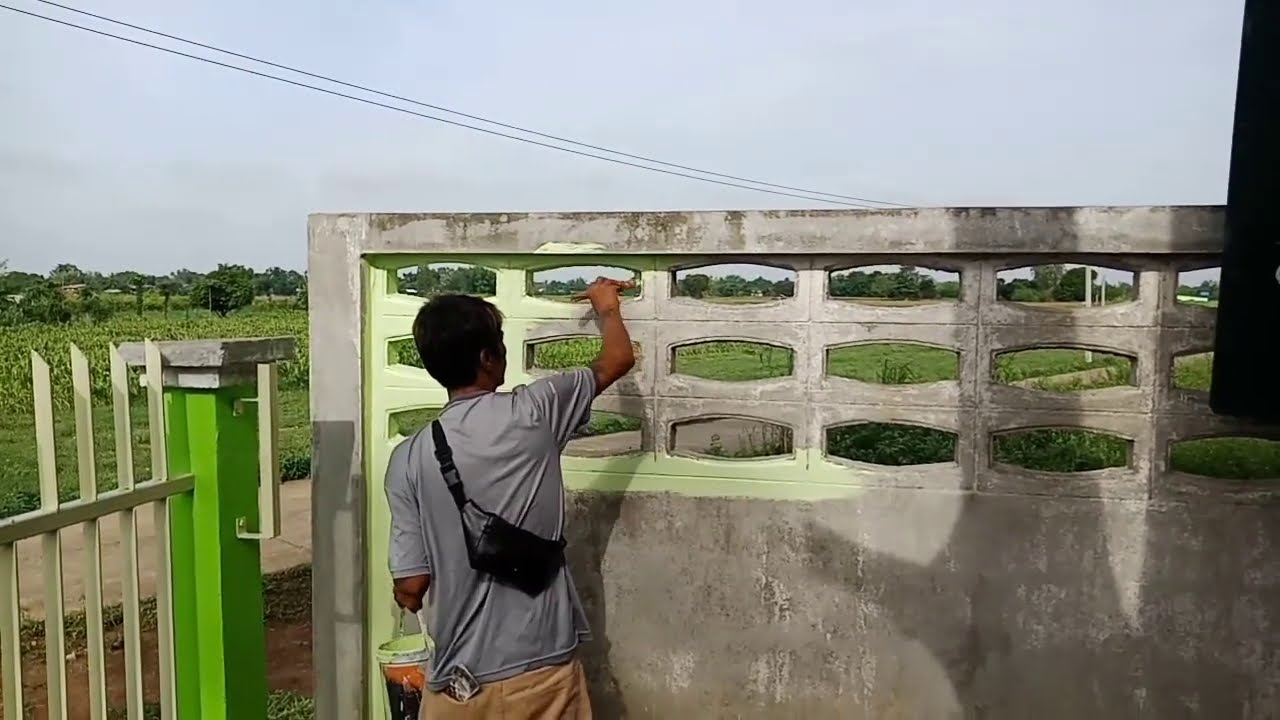 ทาสีรั่วใหม่ ทาสีรั่วสีเขียวอ่อน ขัดทำความสะอาดแล้วทาน้ำยารองพื้นปูนเก่าก่อนทาสีทับ