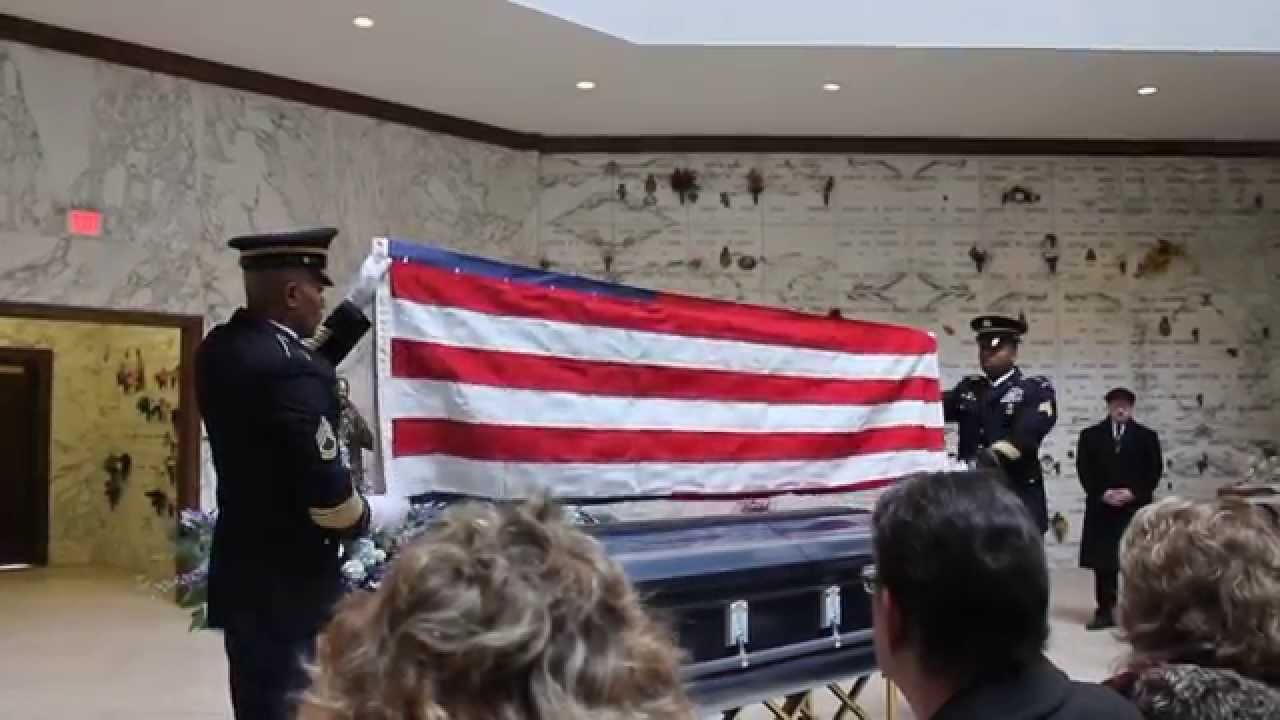 21 Gun Salute at a Soldier's Funeral - YouTube
