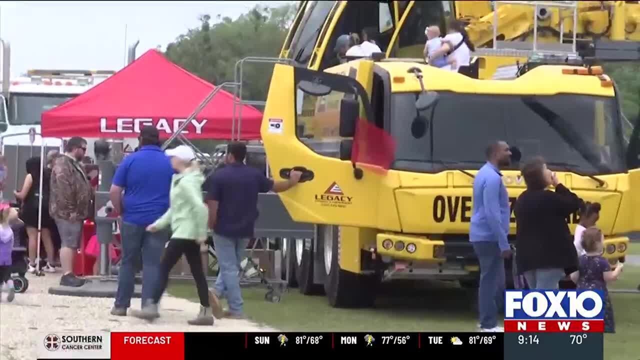 Touch A Truck event delights crowds in Mobile - YouTube