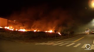 Bombeiros atuam no combate de um incêndio na...