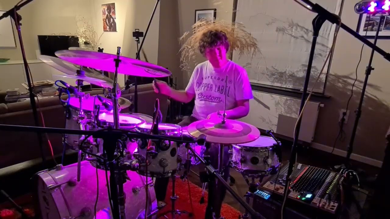Drumming along groovy 90's r&b