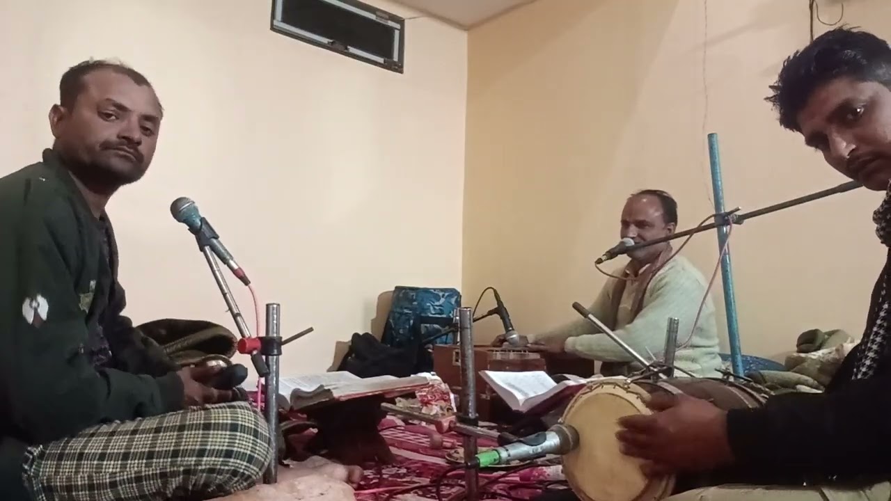 श्रीरामचरितमानस प्रोग्राम में व्यास जी छा गये। ढोलक में संगत कर रहे हैं राजन जी महाराज जय श्री राम 🙏