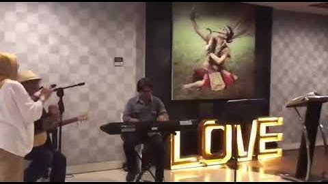 Cintaku cintamu cinta kita