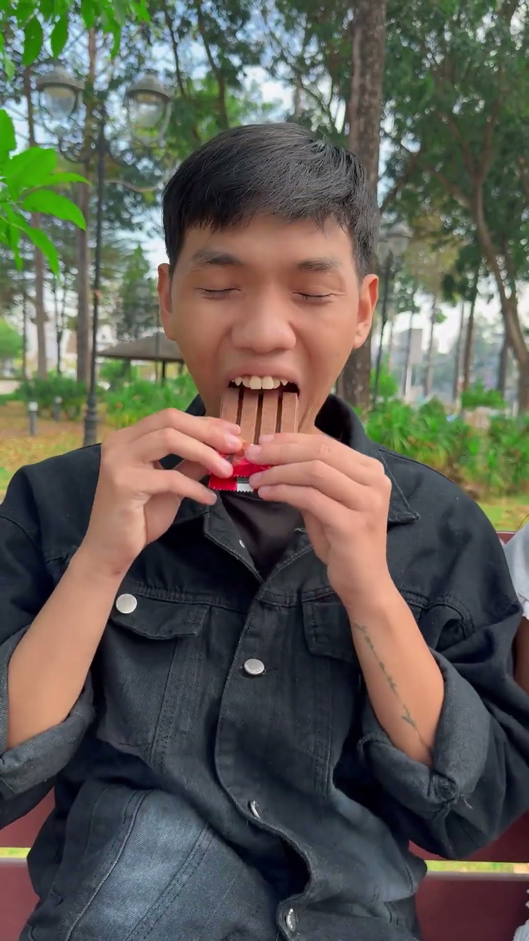 Su Hao comedy: Eat KitKat the Right Way ?