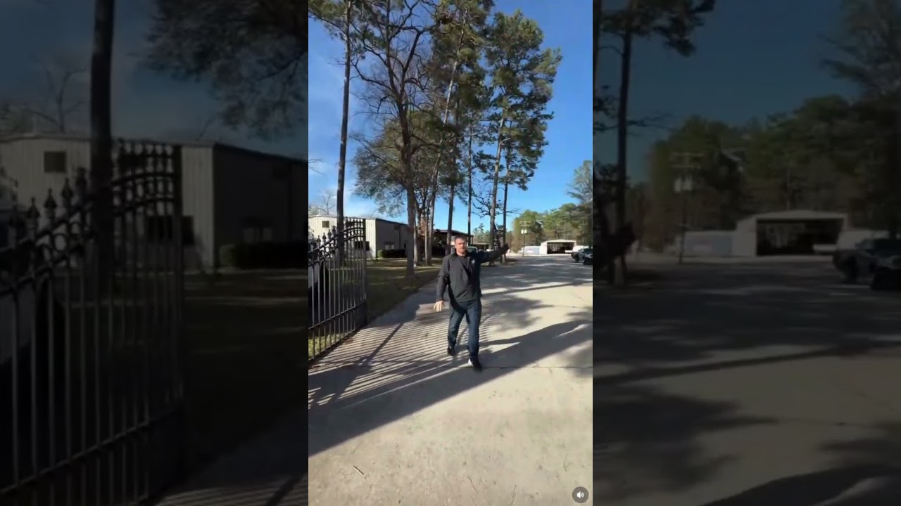 Поздравляем всех с Новым годом! Приходите к нам по всем вопросам, касающимся Hummer H1 или HMMWV....