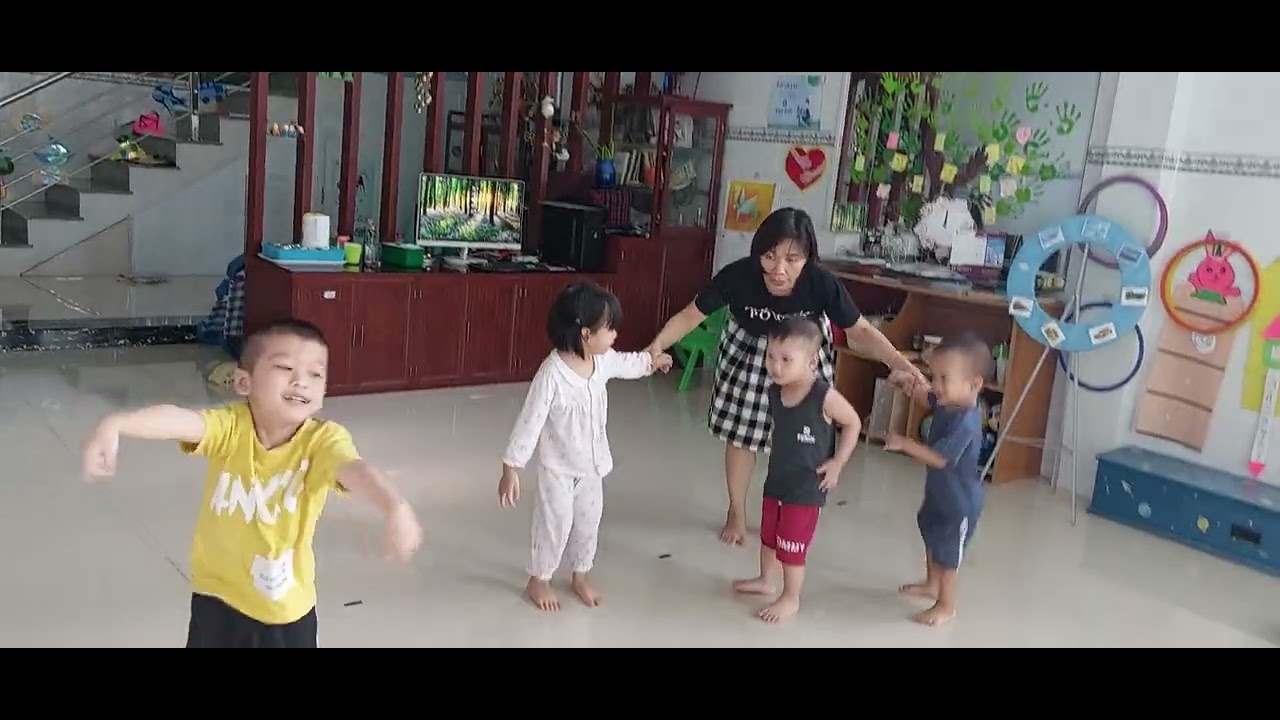 Trò chơi vận động cho trẻ 24 - 36 tháng chủ đề mùa hè