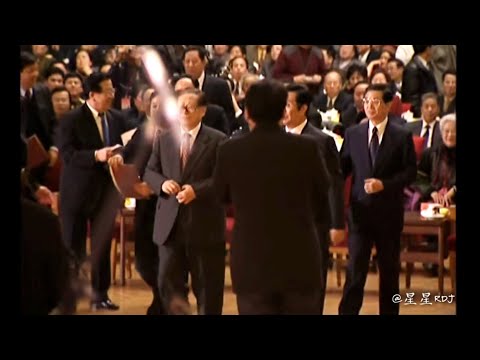 偶尔“悠哉悠哉”的胡锦涛主席，甚至会把工作人员急得去拽他～