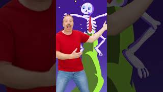 Chanson Halloween Finger Family ! 🧙‍♀️🎵 Steve sur une Main Géante #shorts #steveandmaggie🧍‍♂️