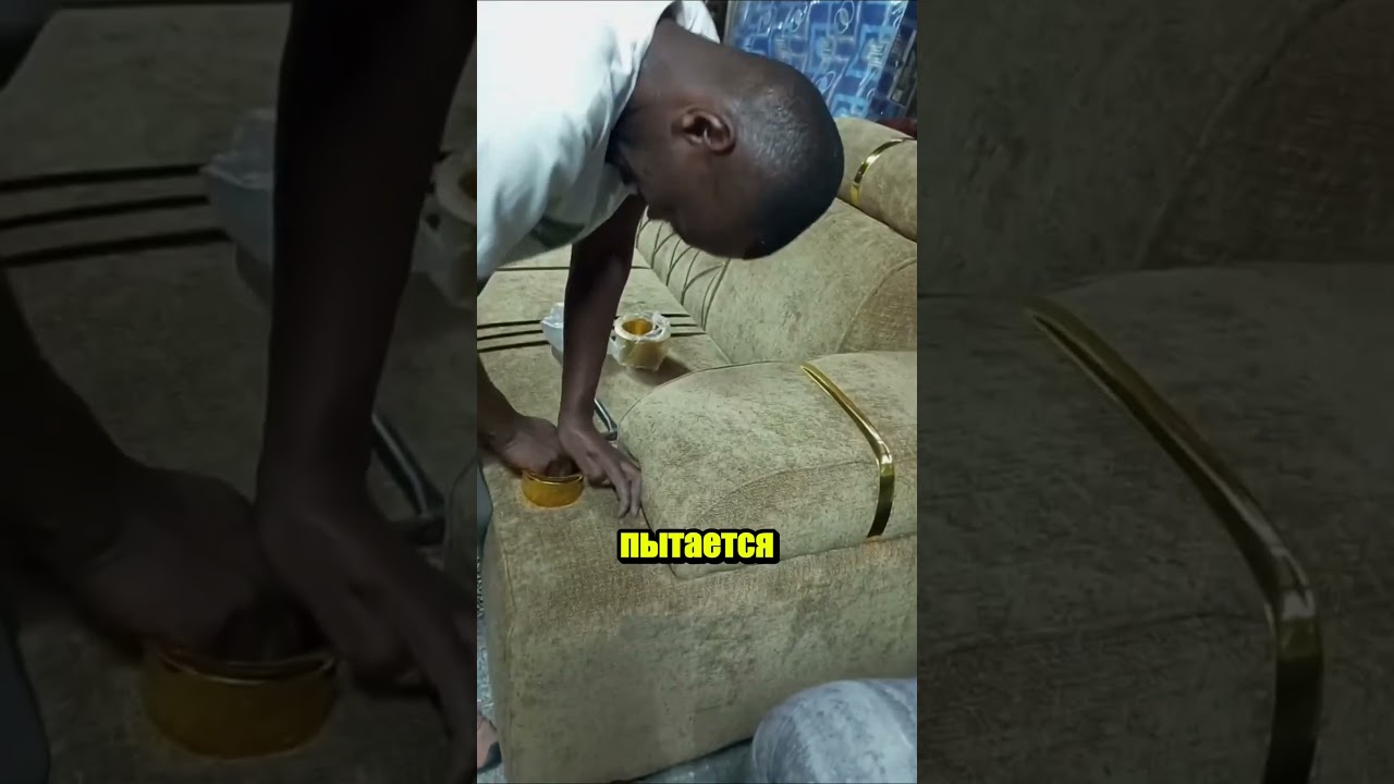 Парень разрезает новый диван, чтобы вставить подстаканник 🛋️🧰
